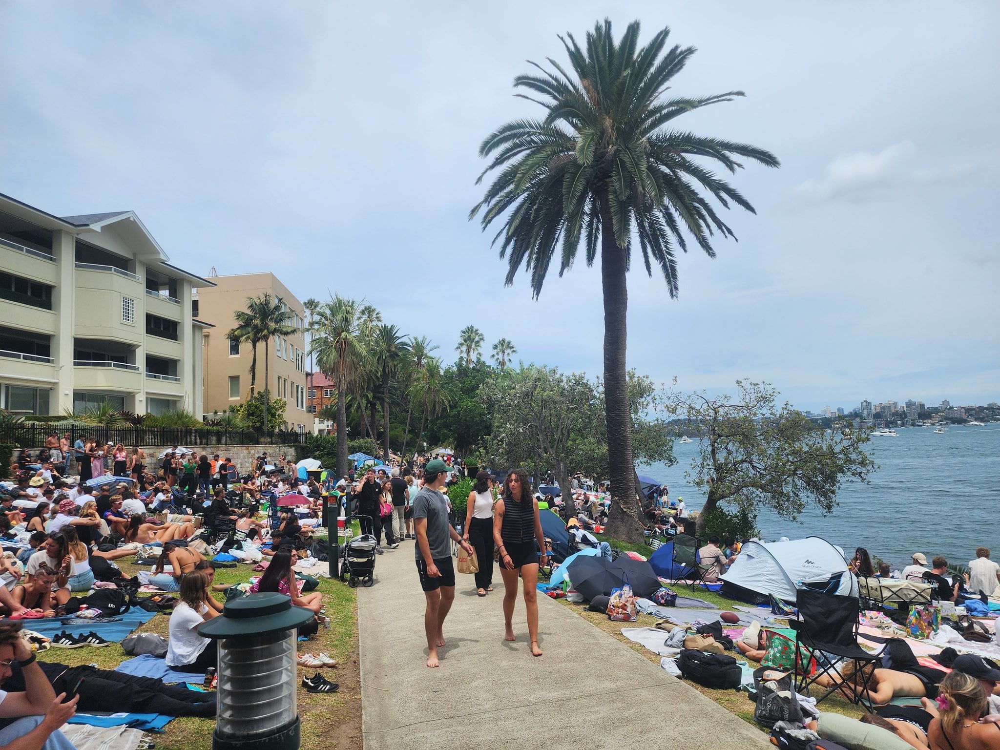 La multitud se prepara para recibir los festejos frente al Opera House de Sídney.