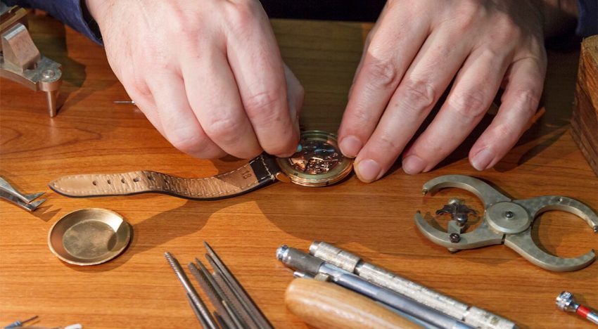 Si eres un apasionado de la horología, este kit para reparar relojes es todo lo que necesitas para convertirte en un verdadero artesano