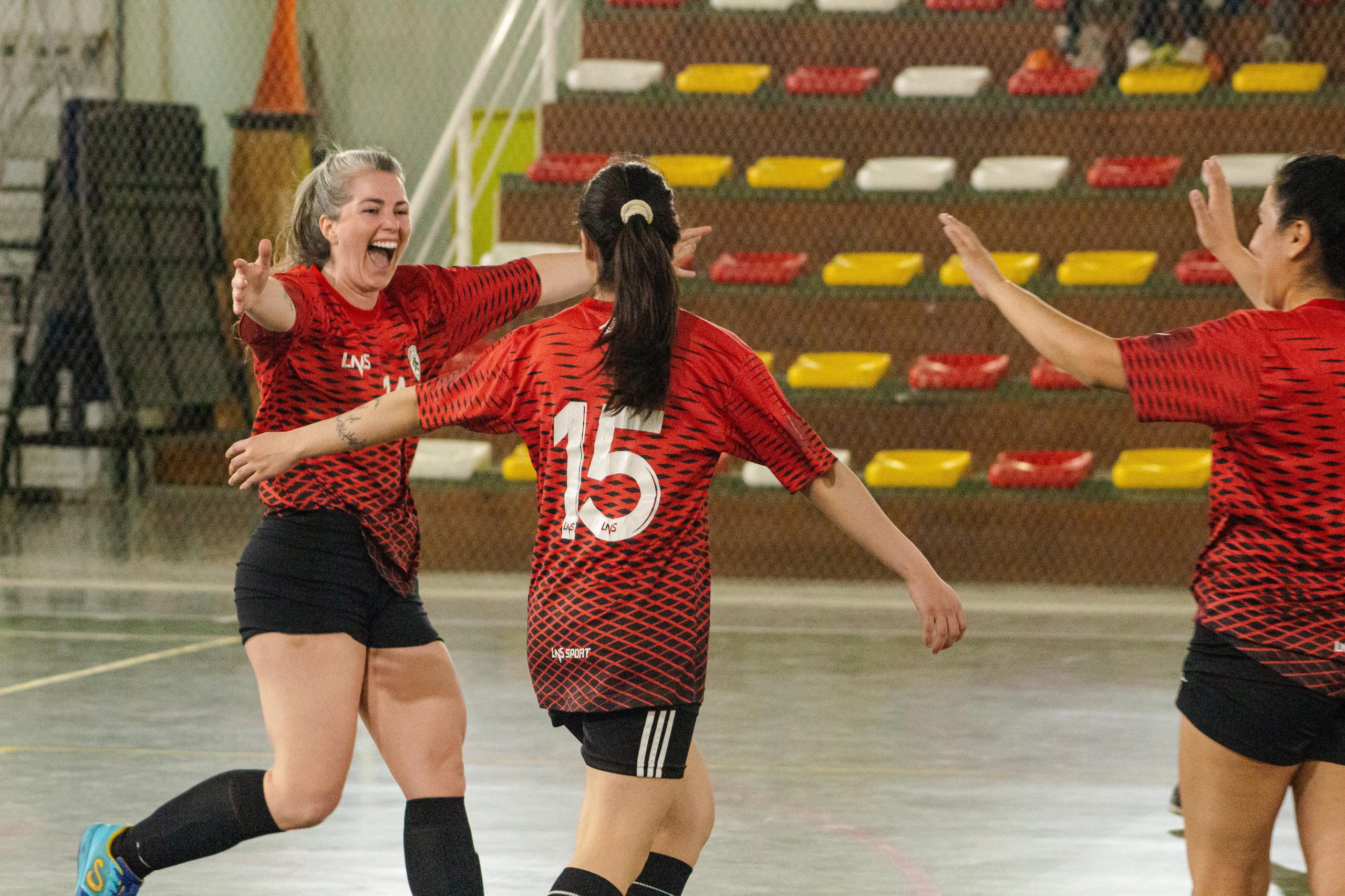 Festejando con su equipo