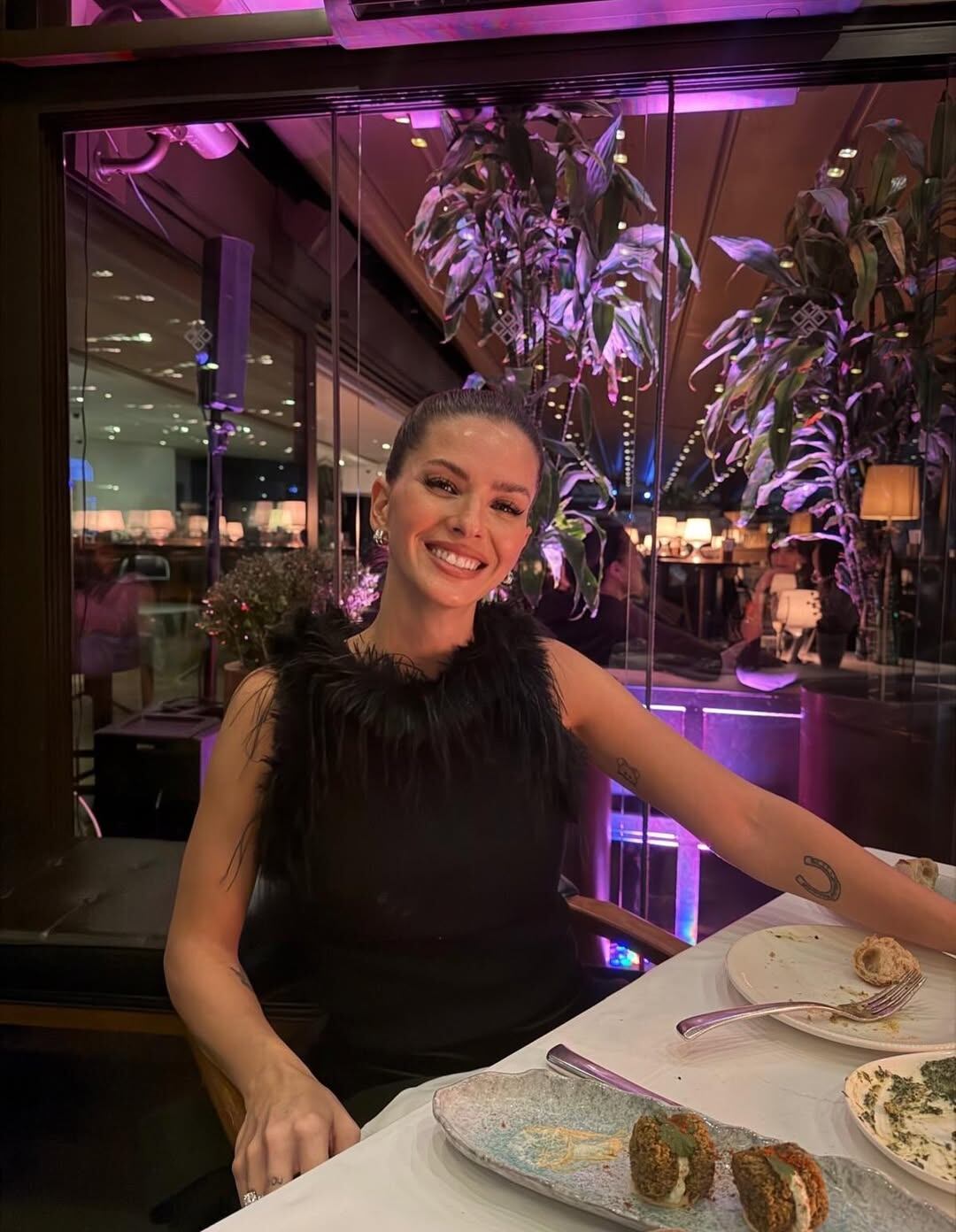 La China Suárez se mostró con un top con piel y plumas. (Foto: Instagram/@sangrejaponesa)