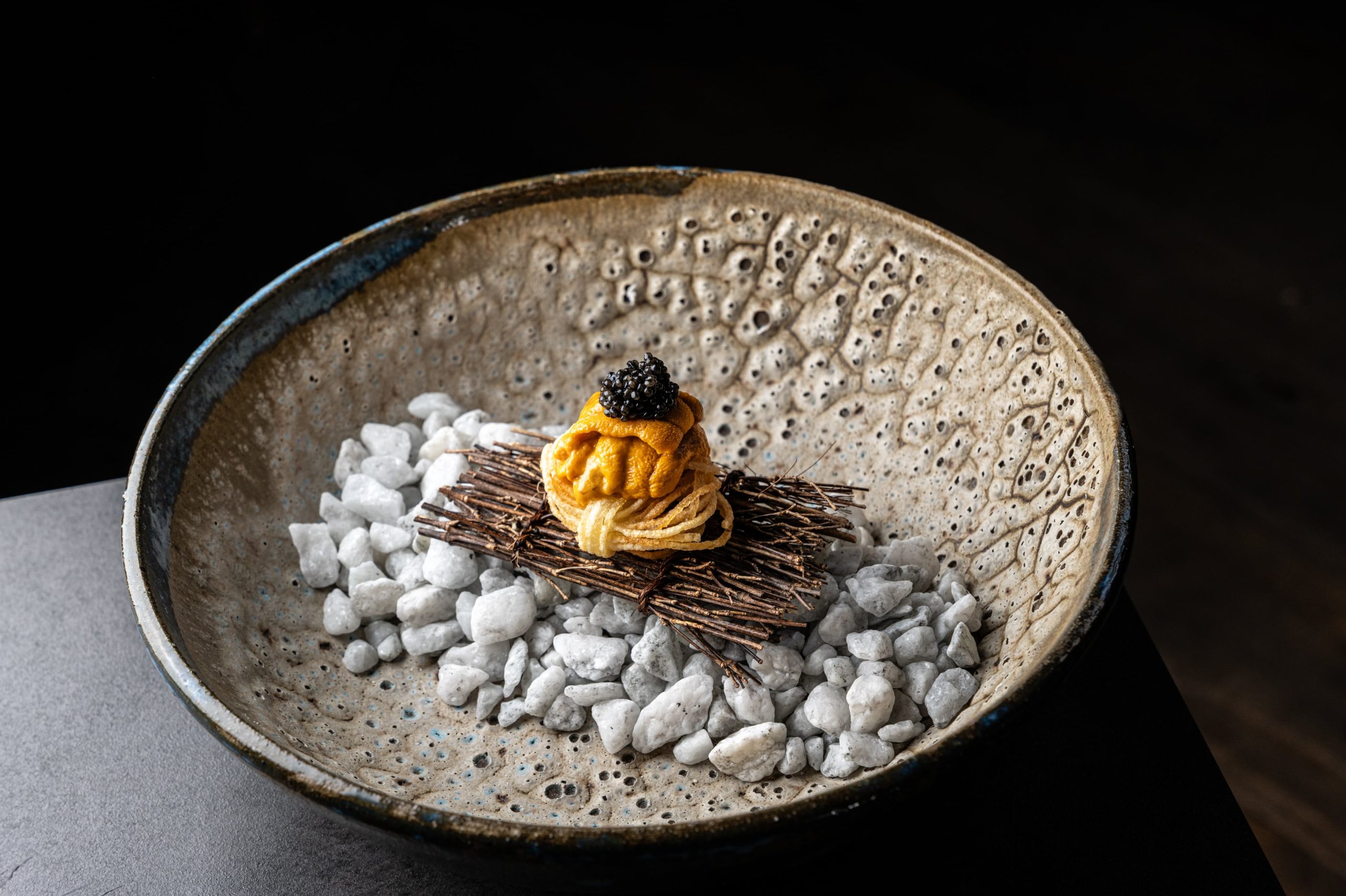 Con precisas técnicas tradicionales japonesas se trabajan los mejores pescados y mariscos locales