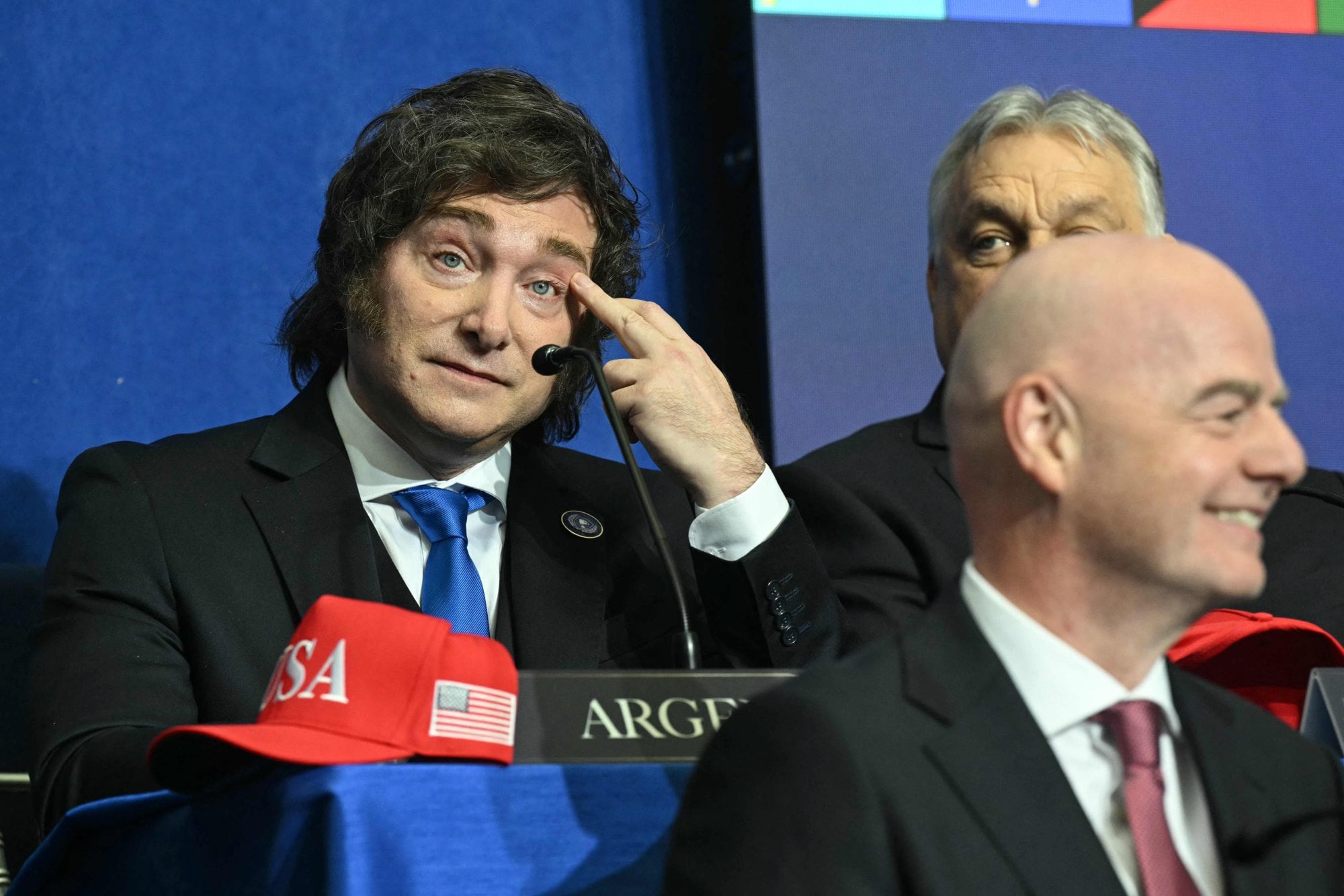 Javier Milei, junto a su par húngaro, Viktor Orban, y el presidente de la FIFA, Gianni Infantino en la presentación del Consejo de la Paz de Donald Trump