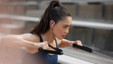 Expertos advierten cuál es el error más común al usar auriculares en el gimnasio