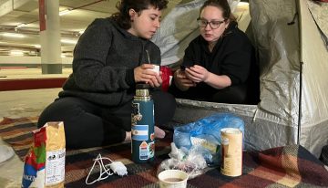 Tiendas, mascotas y juegos: decenas de israelíes convierten un aparcamiento subterráneo de Haifa en su hogar en tiempos de guerra