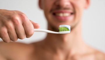 Cómo desinfectar el cepillo de dientes y cada cuánto hay que cambiarlo, según expertos