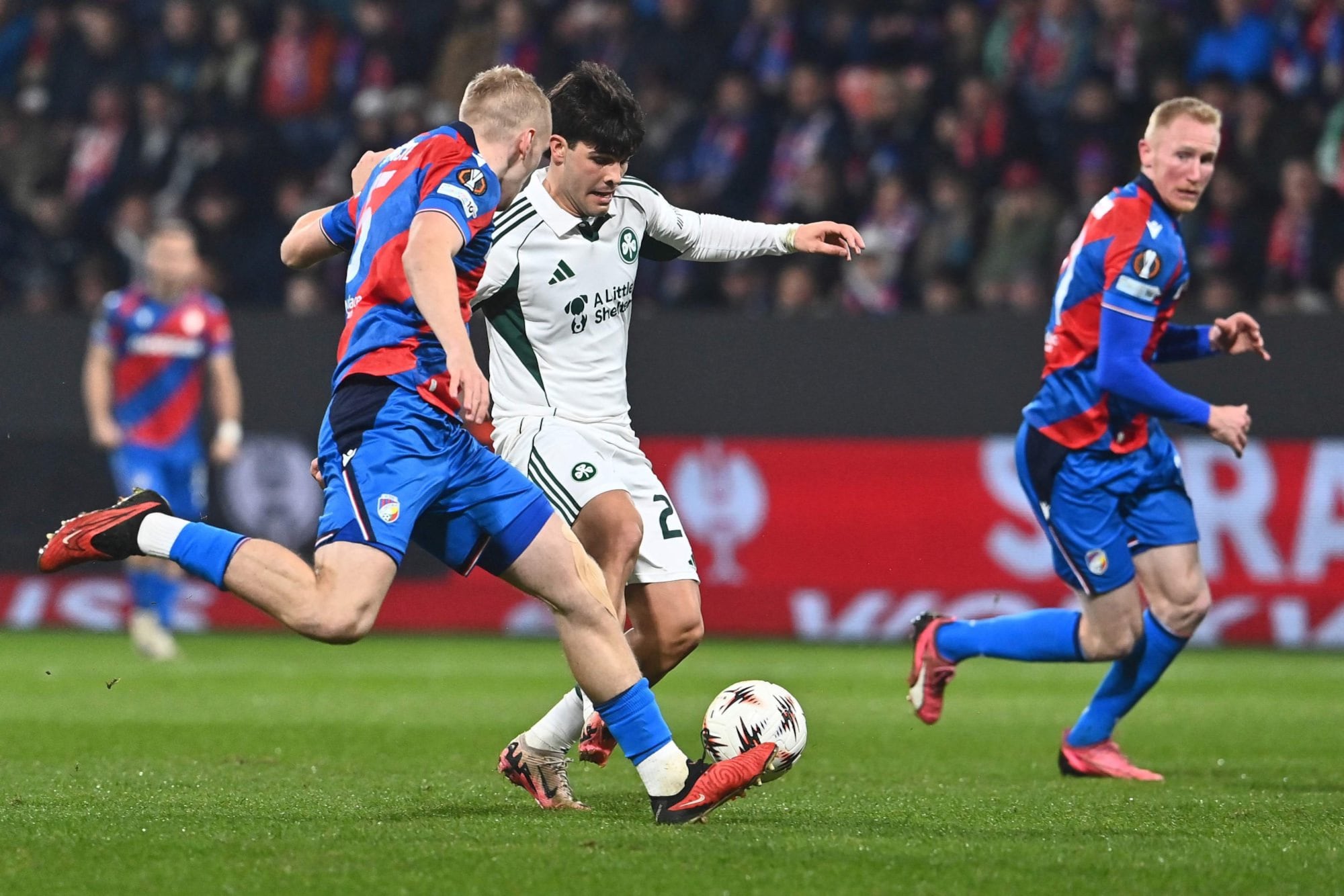 Vicente Taborda con la pelota, durante el duelo ante Viktoria Plzen por Europa League