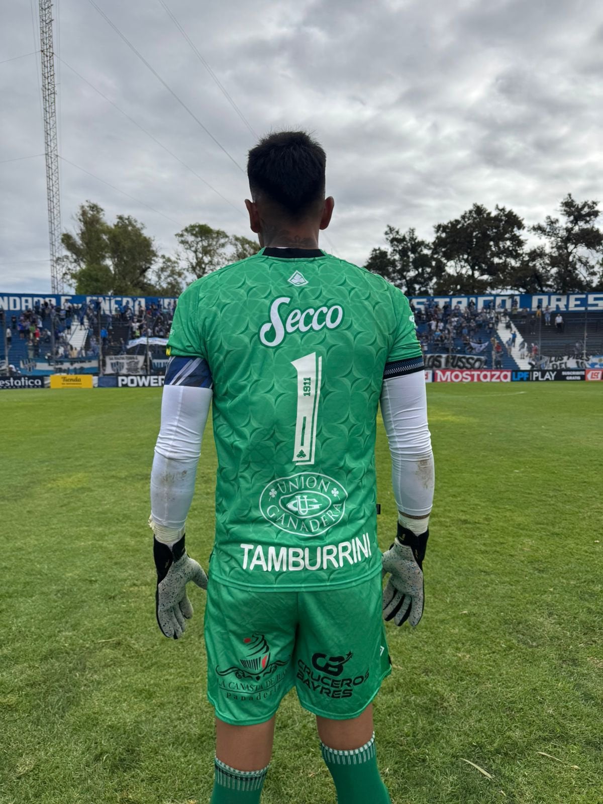Con motivo del 50 aniversario del golpe de Estado, el actual arquero de Almagro jugó este domingo contra Ferro con un buzo en homenaje a Tamburrini