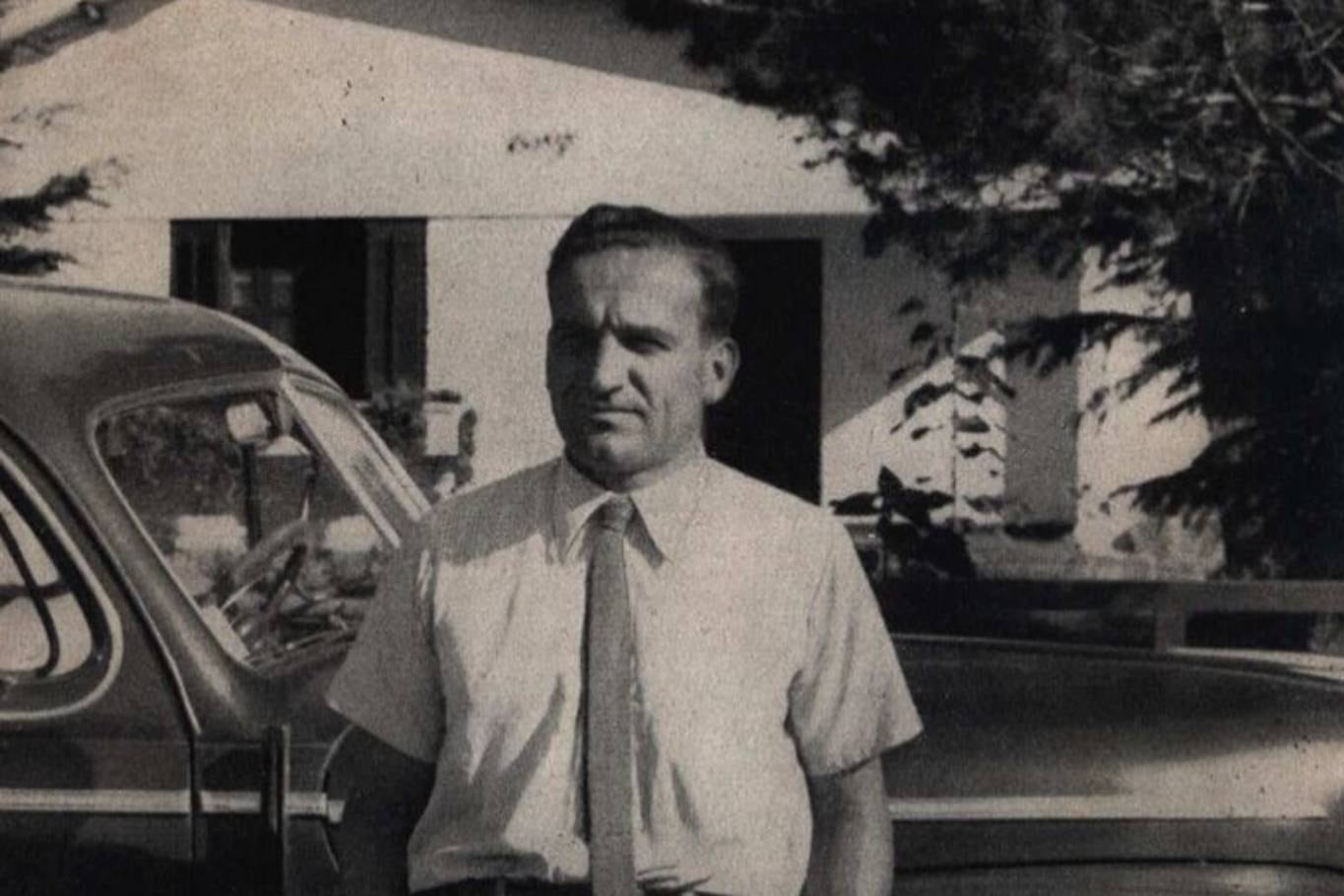 Rudel en el frente de su chalet, Mary, en Villa Carlos Paz