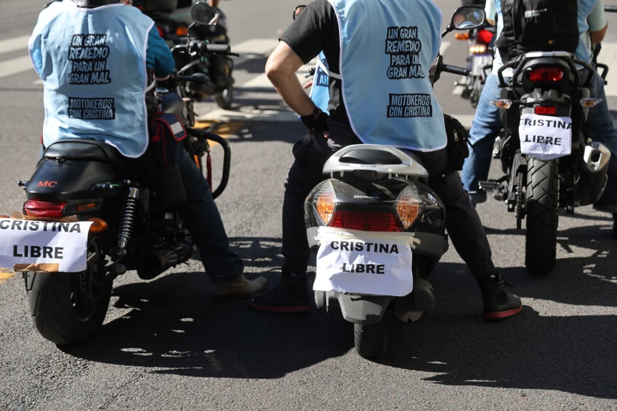 Militantes reclaman la liberación de Cristina Kirchner durante la marcha