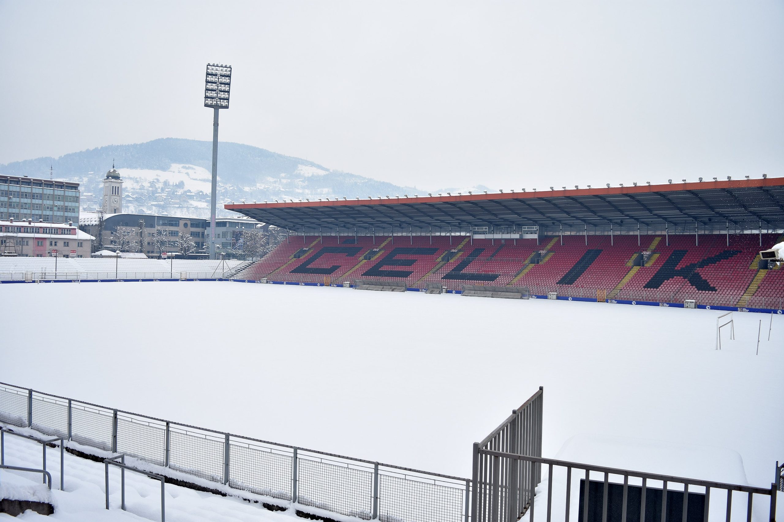 Una fuerte nevada dejó blanco al campo del Estadio Bilino Polje, donde Bosnia e Italia definen a un clasificado al Mundial 2026