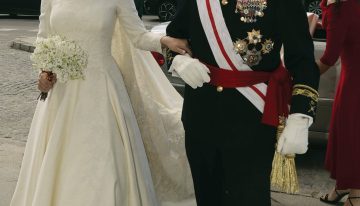 De fiesta, en Sevilla. La princesa Amalia asistió sola a una boda en España con un look muy comentado