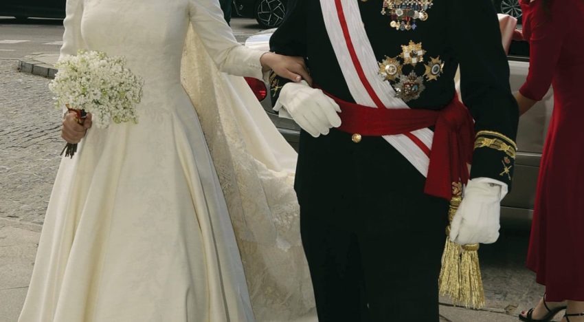 De fiesta, en Sevilla. La princesa Amalia asistió sola a una boda en España con un look muy comentado