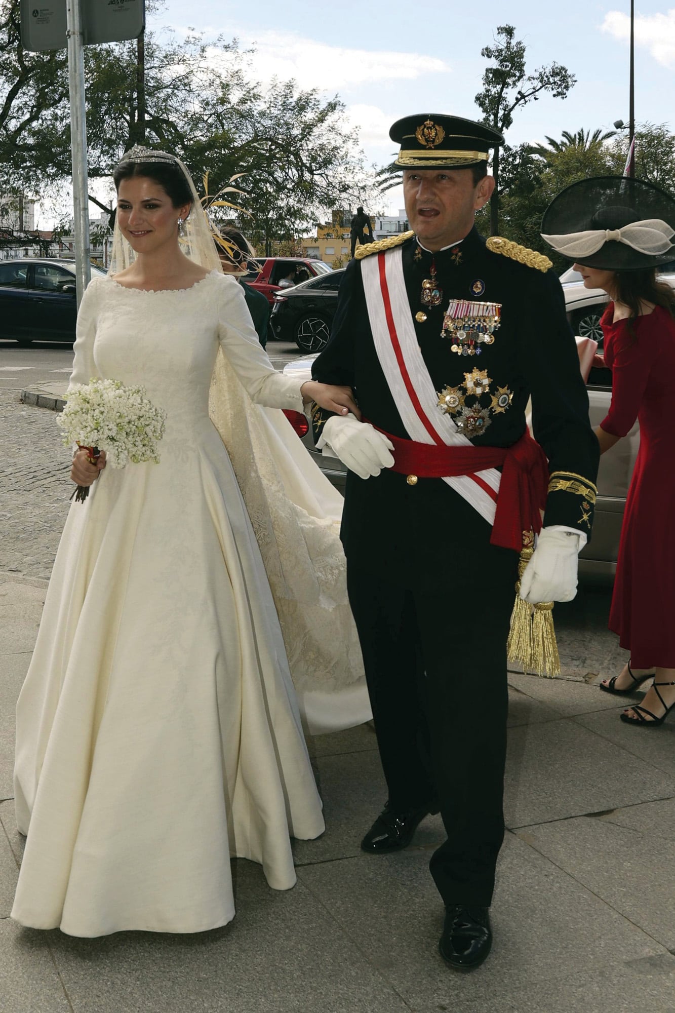 Para su gran día, Mercedes Olazabal y Solís  lució un vestido de Navascués y joyas de su familia. En la foto, la novia, cuando llega de a la iglesia del brazo de su padre, el general del ejército español Ignacio Olazábal Elorz, marqués del Valle de Santiago