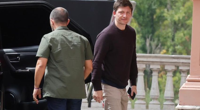 Solo en Off | Santiago Caputo, con sus cargadores listos para combatir el “fuego amigo” libertario