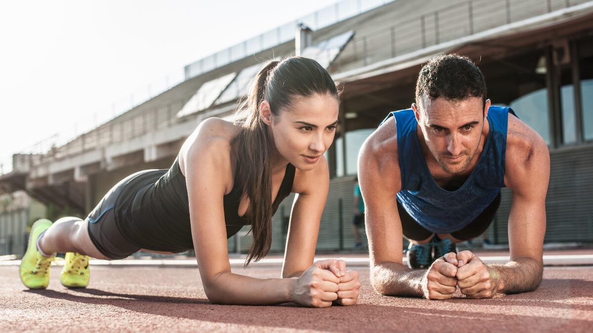 Mujer y hombre haciendo ejercicio al aire libre.