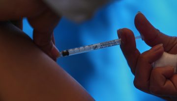 Salud bonaerense: denuncian demoras de Nación en entregar vacunas y alertan por faltantes en plena campaña antigripal