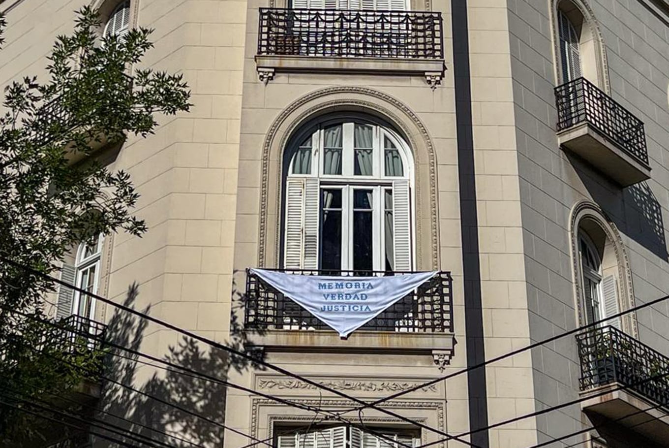 Balcón de la casa de Cristina Kirchner en San José 1111