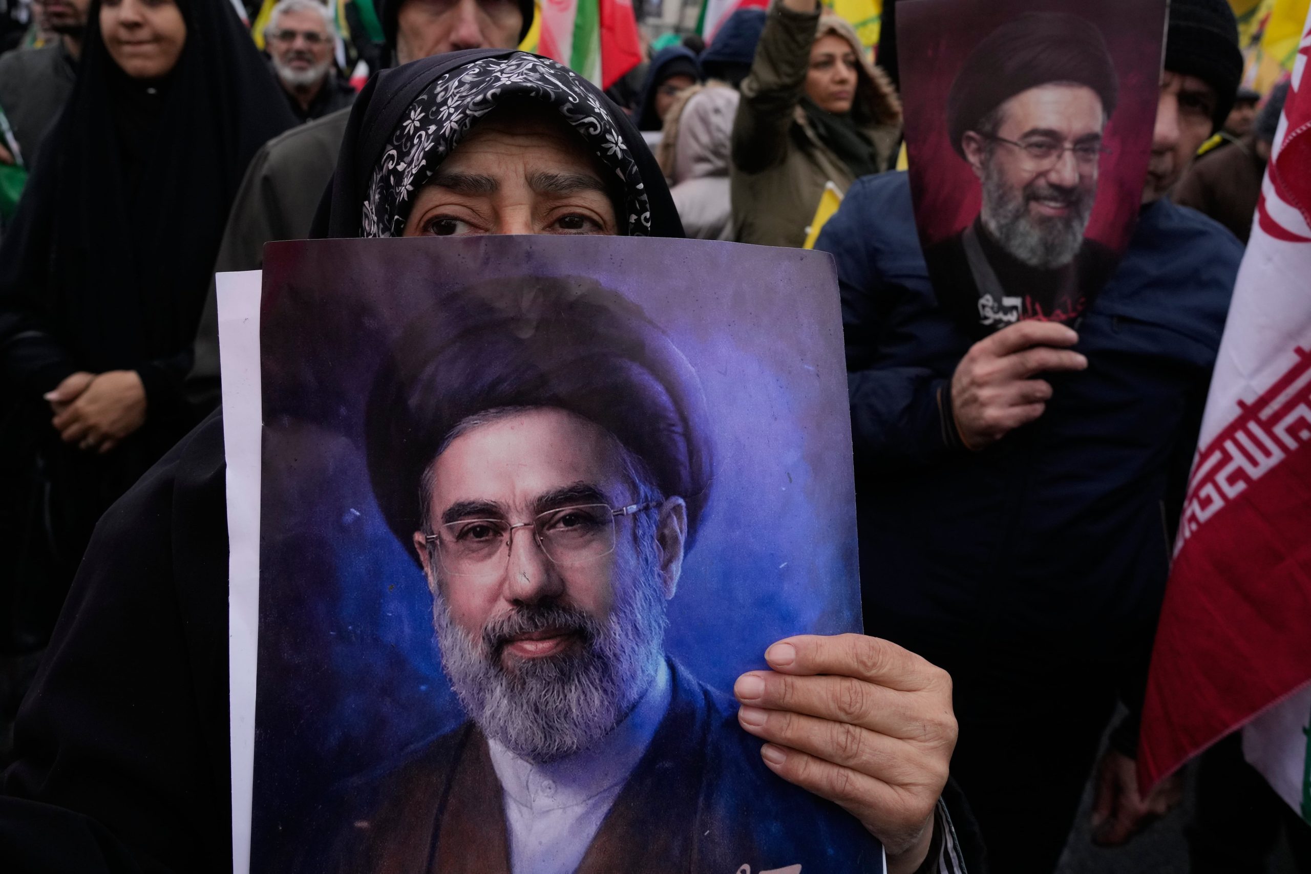 Manifestantes portan carteles del líder supremo iraní, el ayatollah Mojtaba Khamenei, durante la marcha anual del Día de Quds, o Día de Jerusalén, en apoyo a los palestinos en Teherán, Irán, el viernes 13 de marzo de 2026.