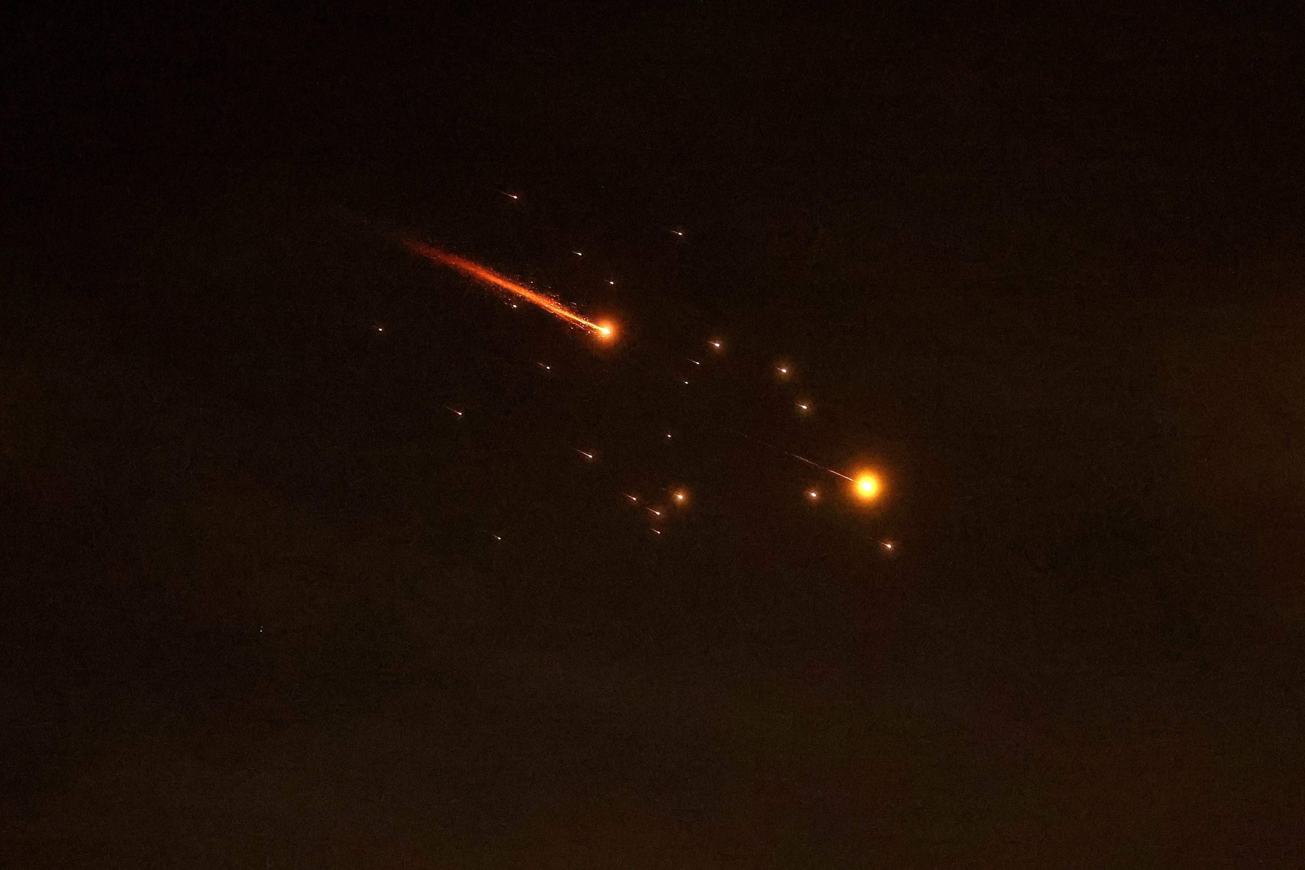 Se observan estelas de cohetes en el cielo en medio de una nueva andanada de ataques con misiles iraníes sobre la ciudad costera israelí de Netanya