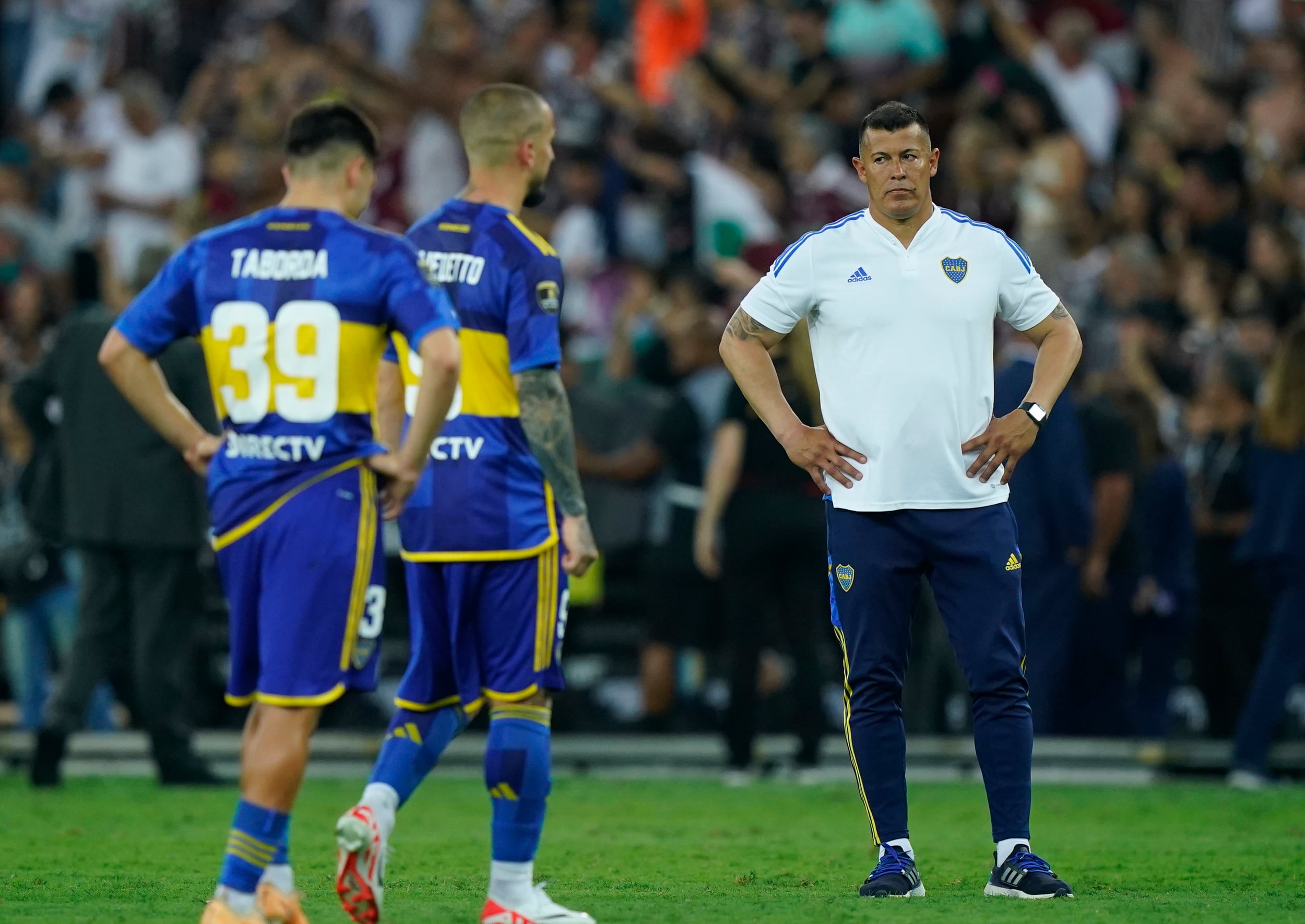 Taborda, junto a Darío Benedetto y el entrenador Jorge Almirón, tras perder la final con Fluminense en el Maracaná