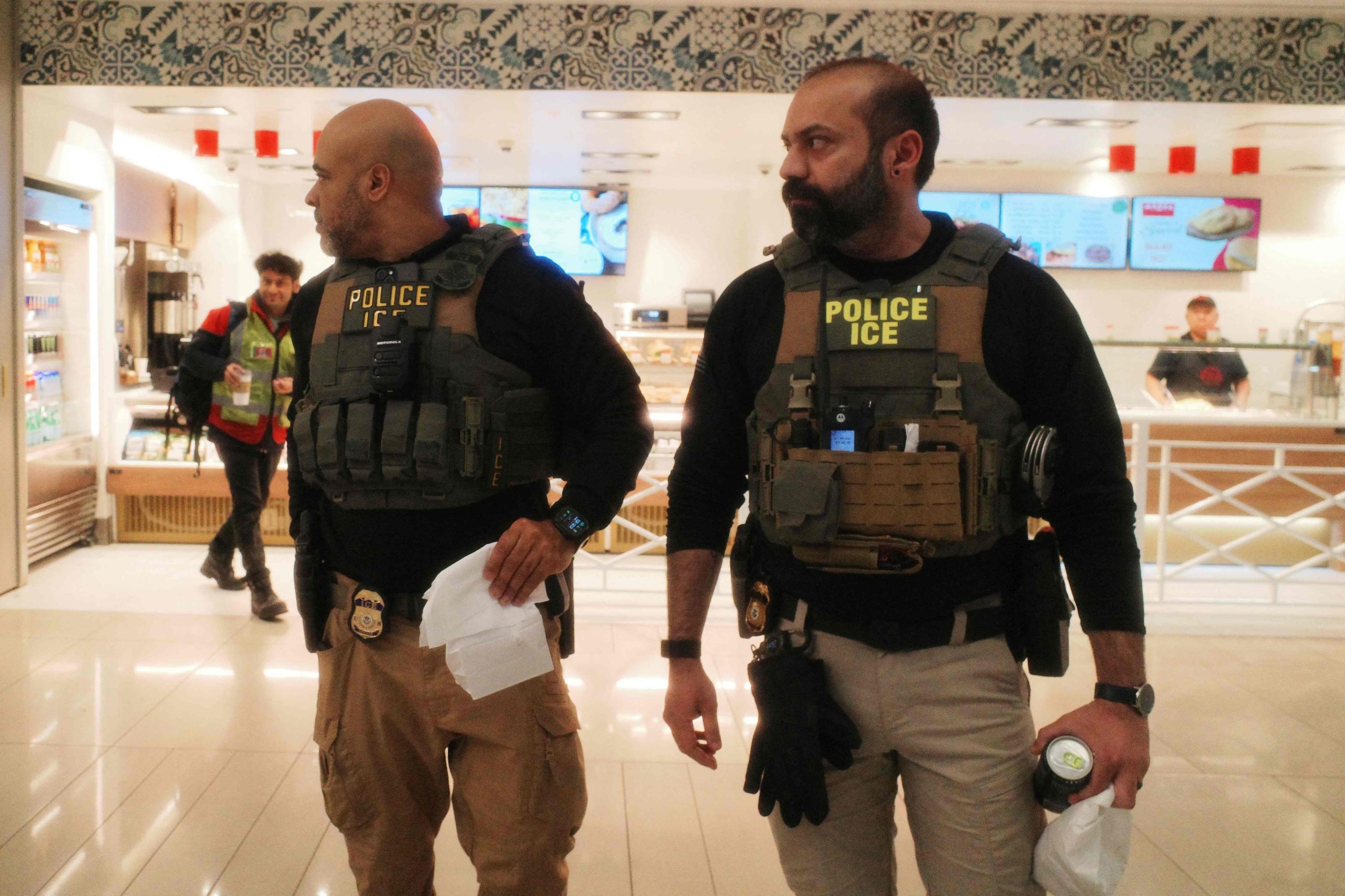 El despliegue del ICE en aeropuertos podría extenderse más allá de esta semana