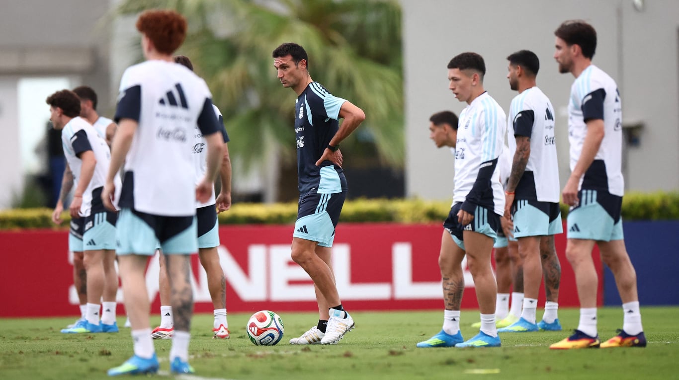 Lionel Scaloni le dará el domingo libre a los futbolistas luego del entrenamiento en Ezeiza (Foto: REUTER)