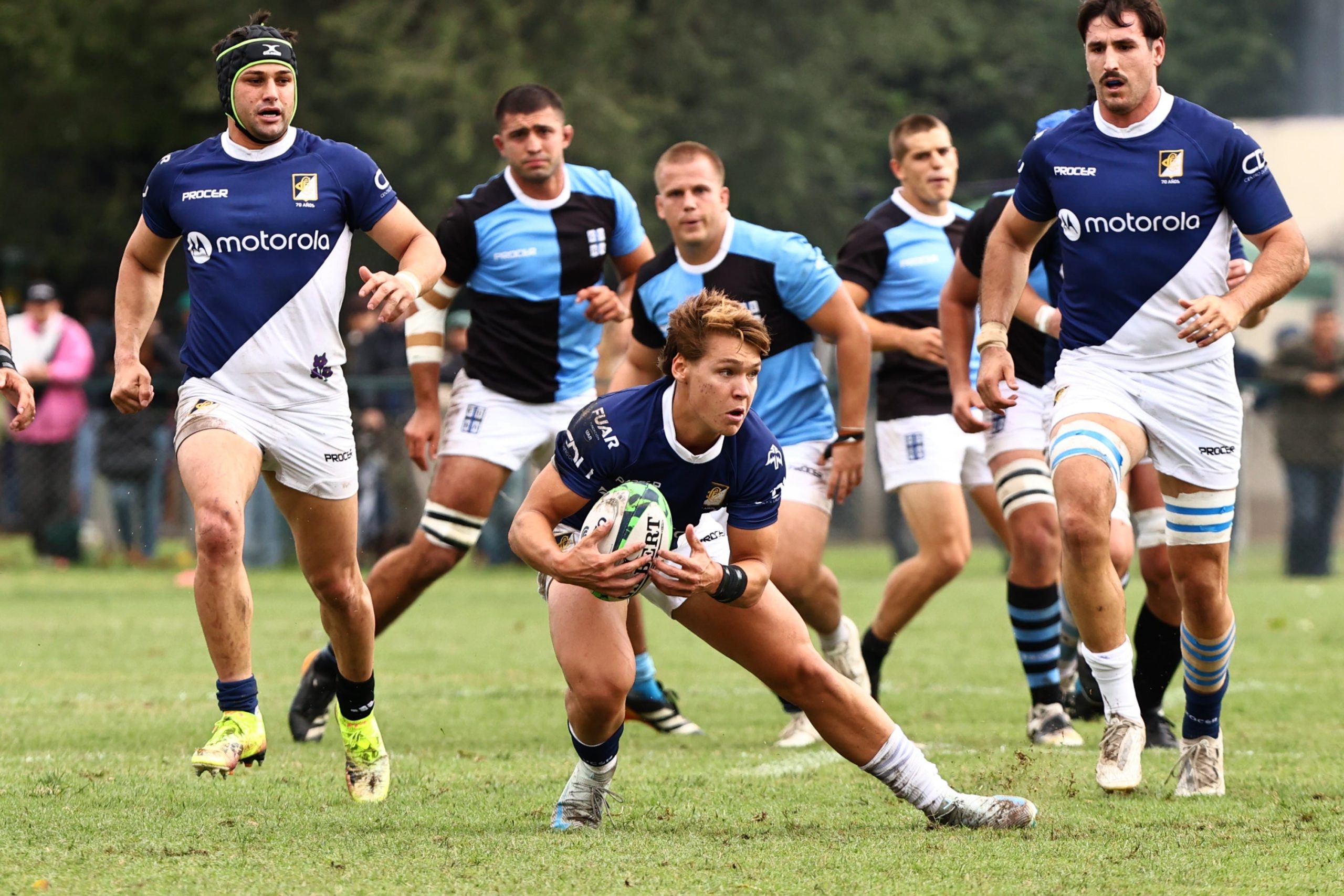 Juan Segundo Panelo frena para evadir el peligro, con respaldo cercano de Matías Alonso Boto y Tobías Rivas Orozco; de a poco Champa se consolida en la categoría superior de URBA.