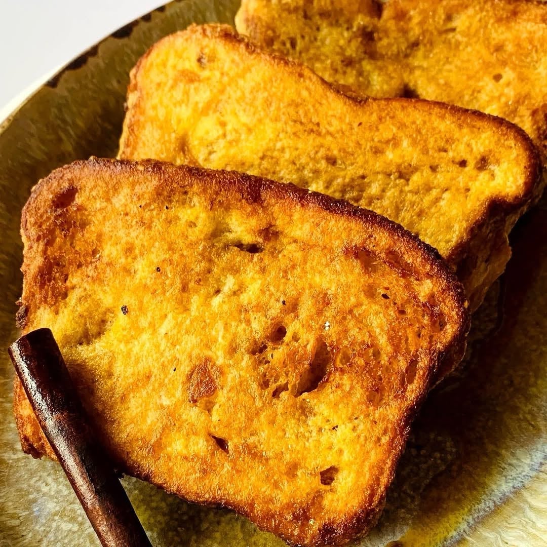 Las torrejas de miel son un plato dulce de pan remojado en huevo y fritas (Instagram/@mrcupcakesv)