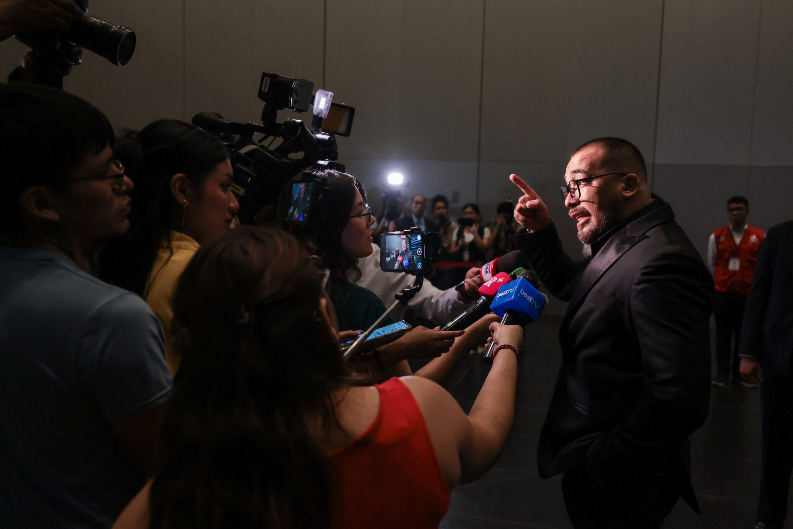 El candidato presidencial de Fe en el Perú, Álvaro Paz de la Barra, confirmó la noticia del asesinato de Infante este miércoles. (Foto: Connie FRANCE / AFP)