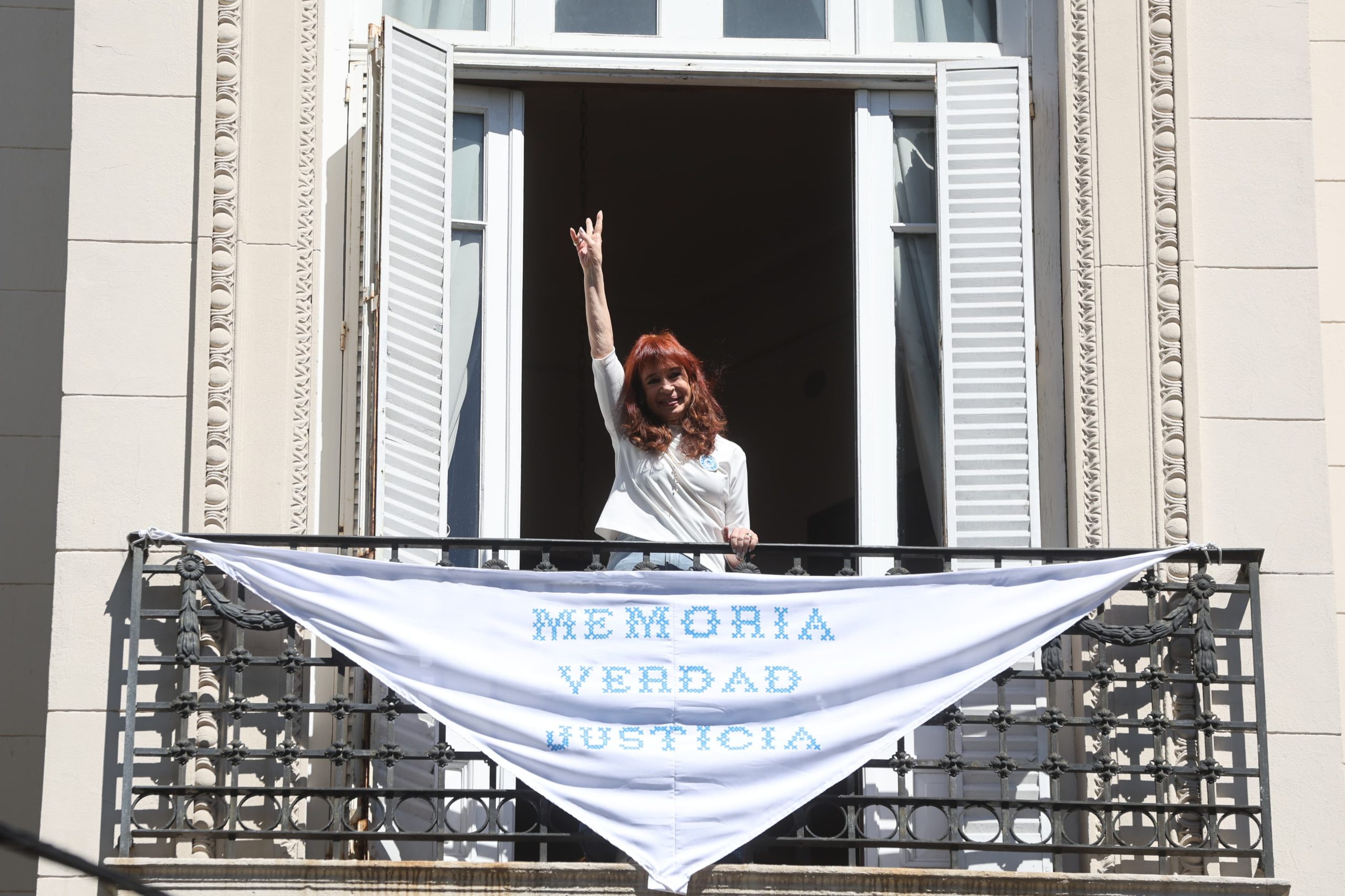 Cristina en el balcón de su domicilio