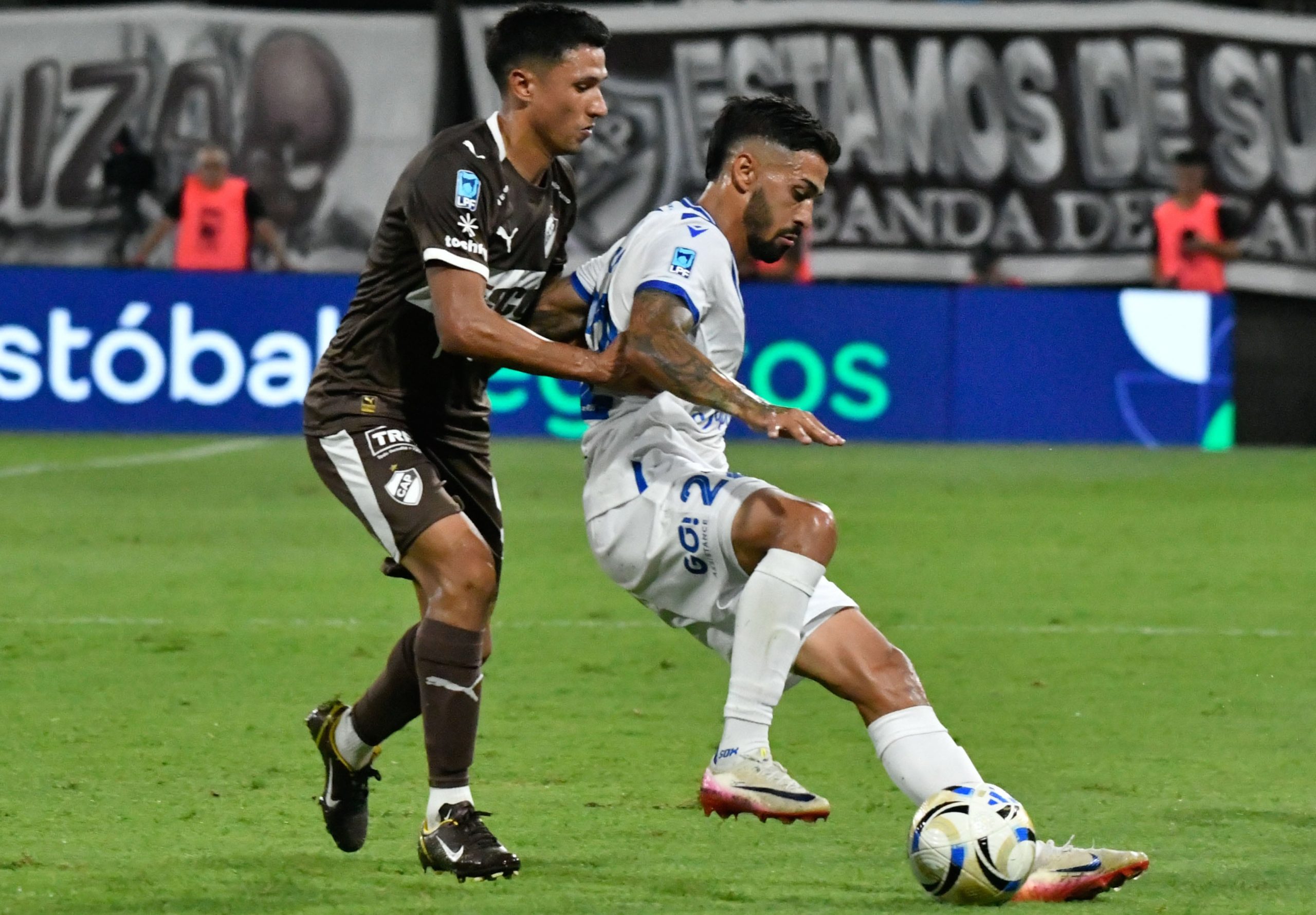Manuel Lanzini aguanta la pelota; uno de los titulares afianzados en el Vélez del Mellizo