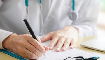 Le dieron el alta en octubre, pero aún se niega a dejar la habitación 373 de un hospital de Florida