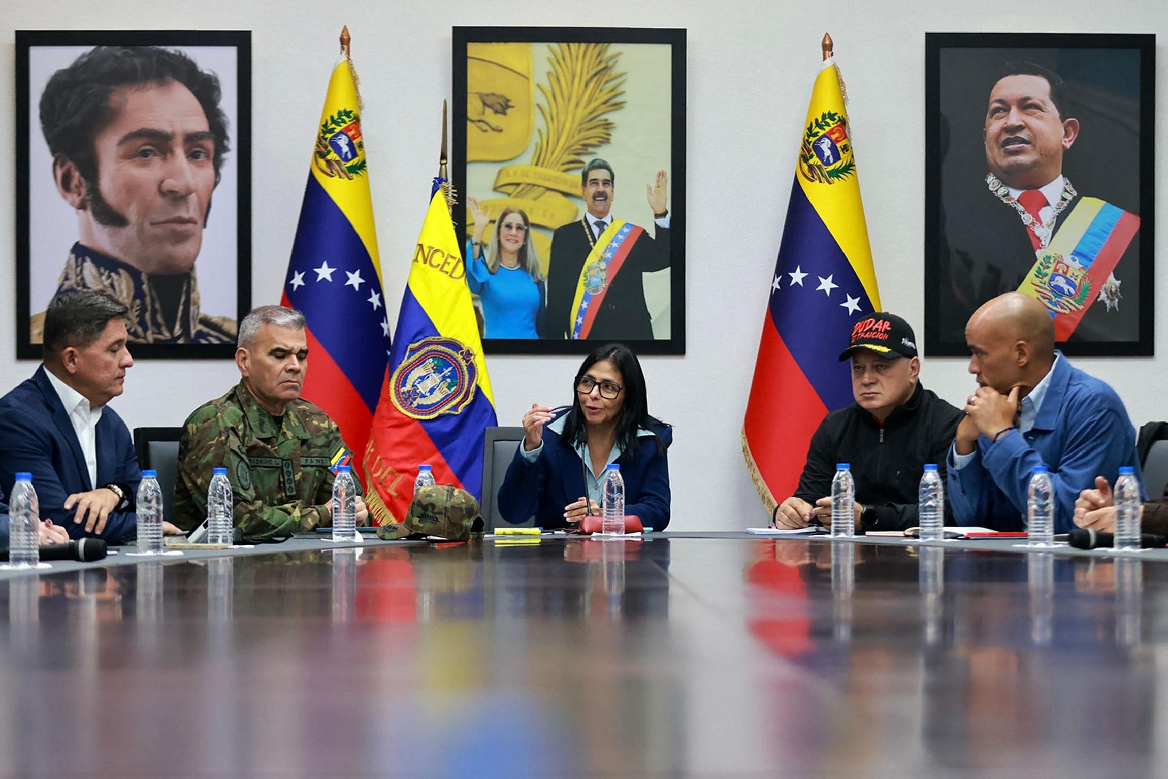 Delcy Rodríguez (en el centro), habla junto al ministro de Defensa venezolano, Vladimir Padrino López (segundo desde la izquierda), y al ministro de Relaciones Internas, Justicia y Paz de Venezuela, Diosdado Cabello (segundo desde la derecha), durante una reunión del consejo de ministros en la sede de la Vicepresidencia en Caracas, el 4 de enero de 2026