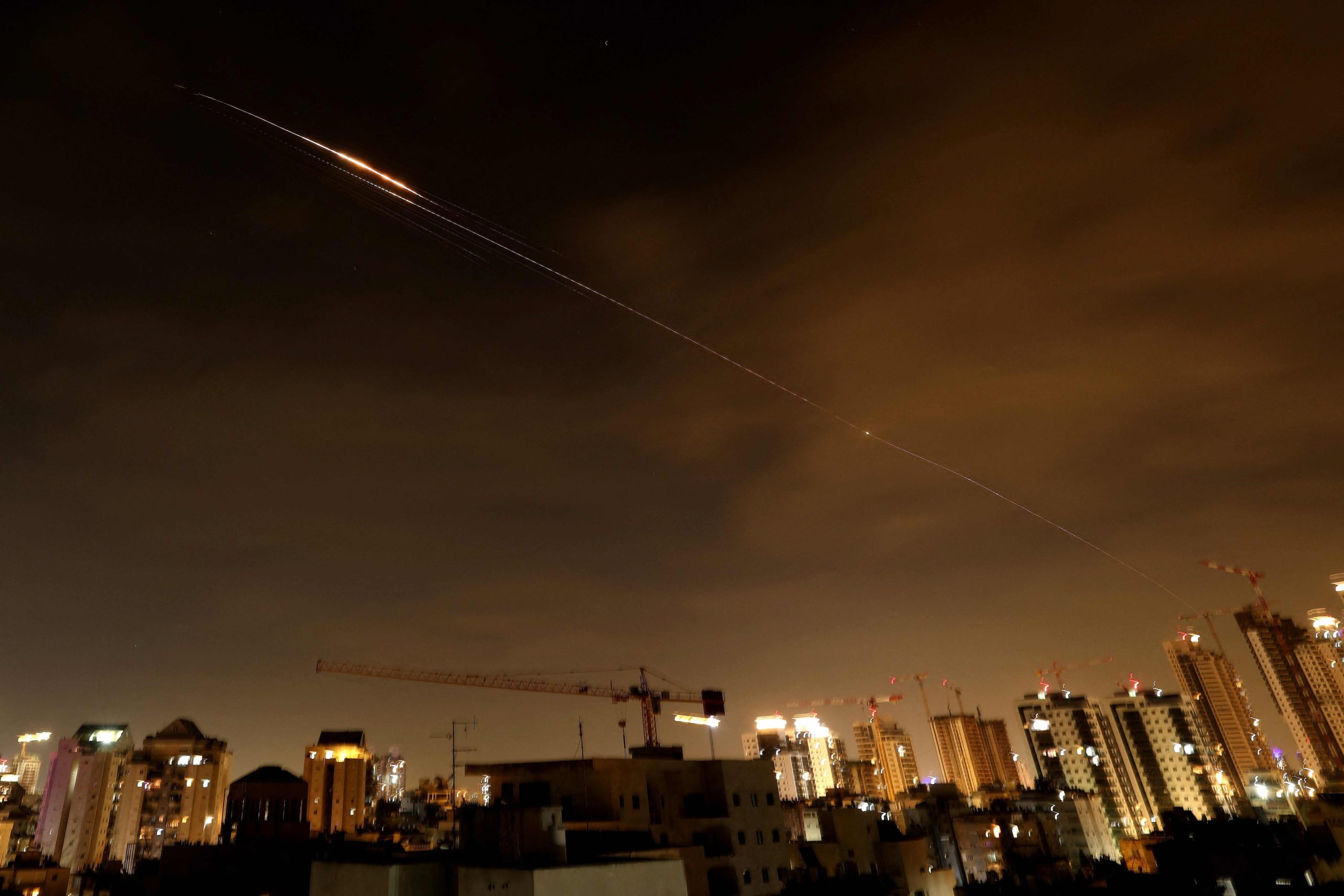 Se observan estelas de cohetes en el cielo durante una nueva andanada de ataques con misiles iraníes sobre la ciudad costera israelí de Netanya el 23 de marzo de 2026