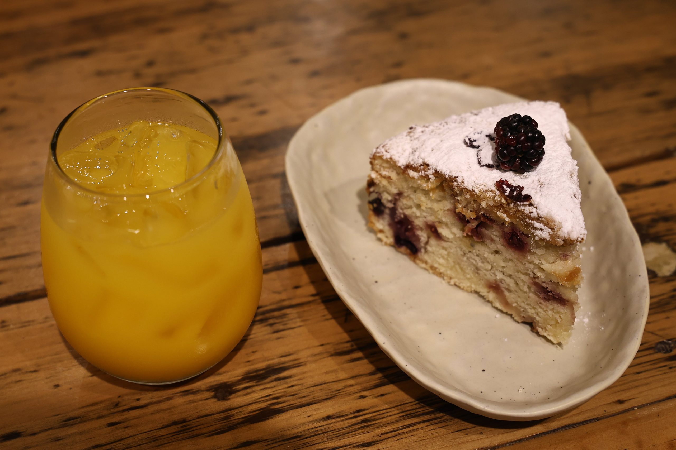 Entre limonadas y exprimidos: la torta vegana de arándanos y manteca de Maní seduce a los clientes