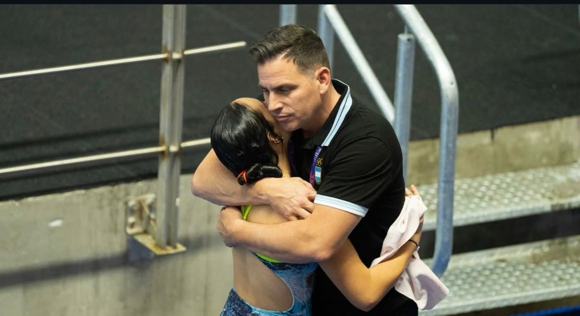 Junto a uno de sus entrenadores.