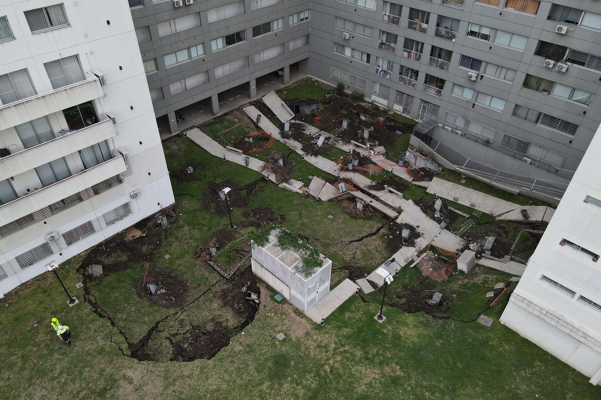 Así quedó el jardín central del complejo luego del derrumbe