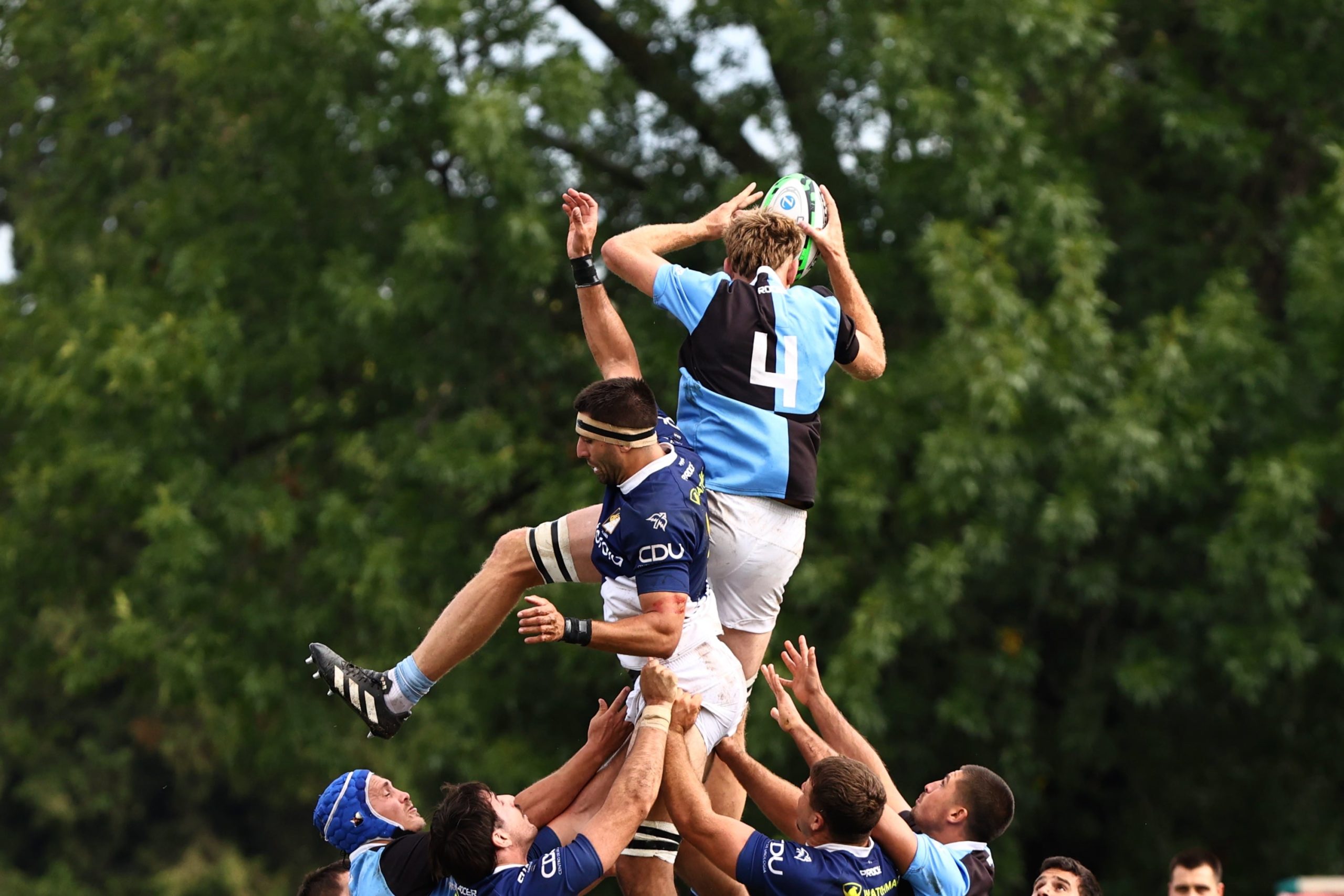 Santiago Uriarte prevalece en un line-out contra Francisco Castelli; CUBA empezó mejor, pero Champagnat revirtió el marcador.