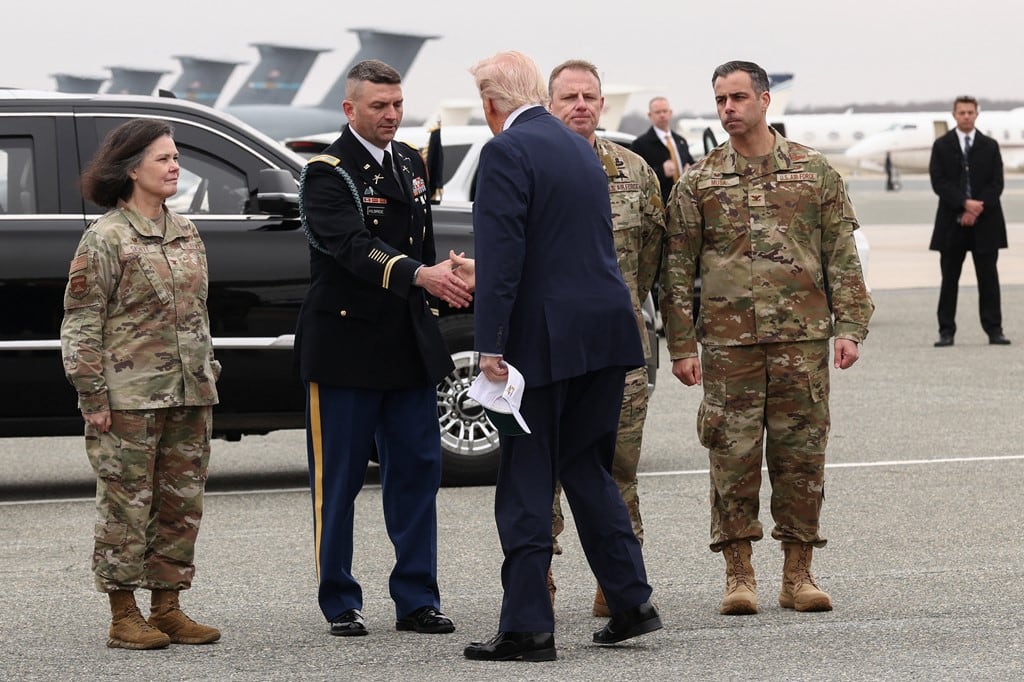 Trump observa el regreso a Estados Unidos de seis soldados muertos en la guerra de Irán. (Foto: Reuters)
