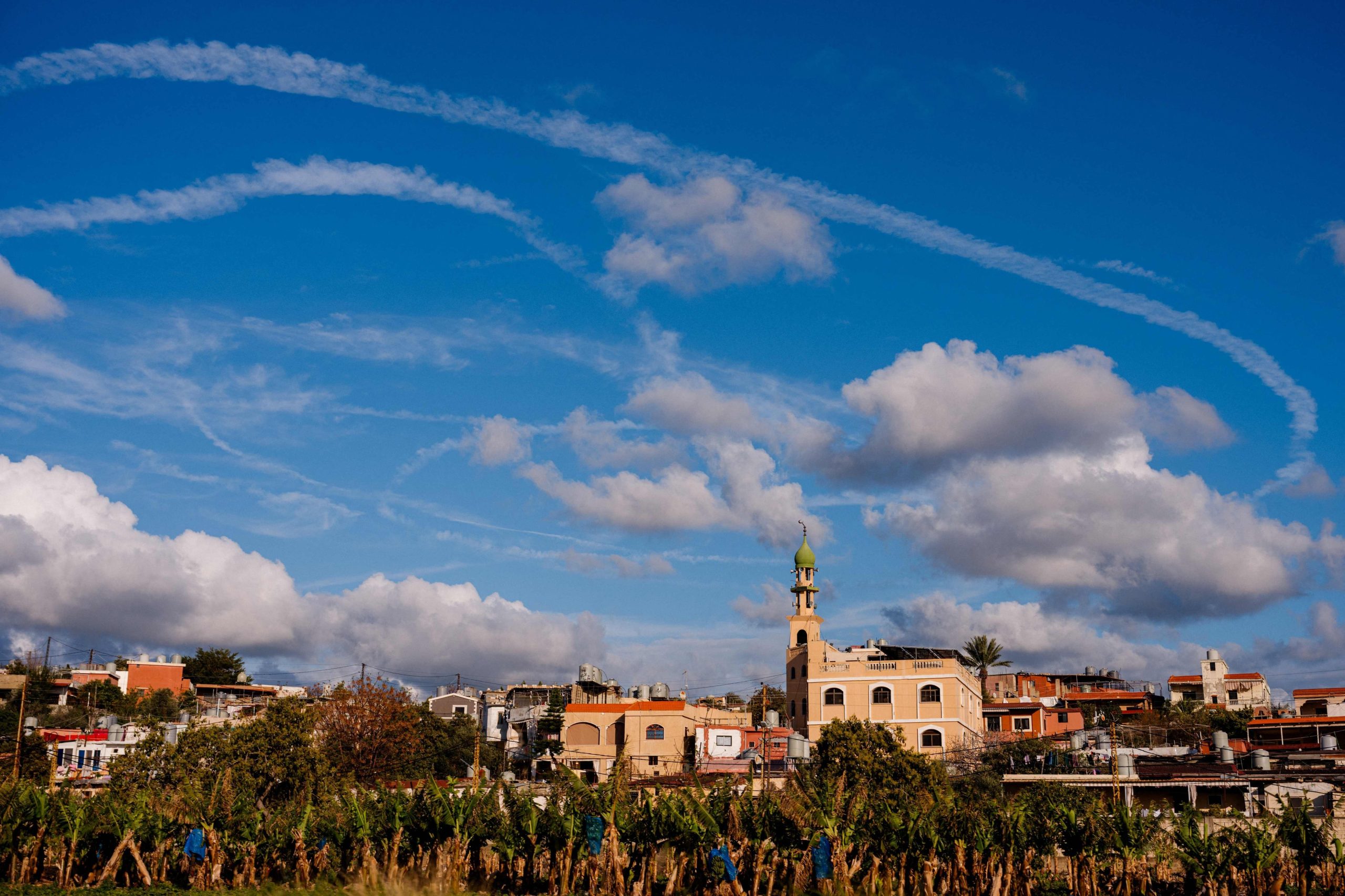 Las estelas blancas dejadas por los cazas israelíes surcan el cielo sobre la ciudad costera de Tiro, en el sur del Líbano