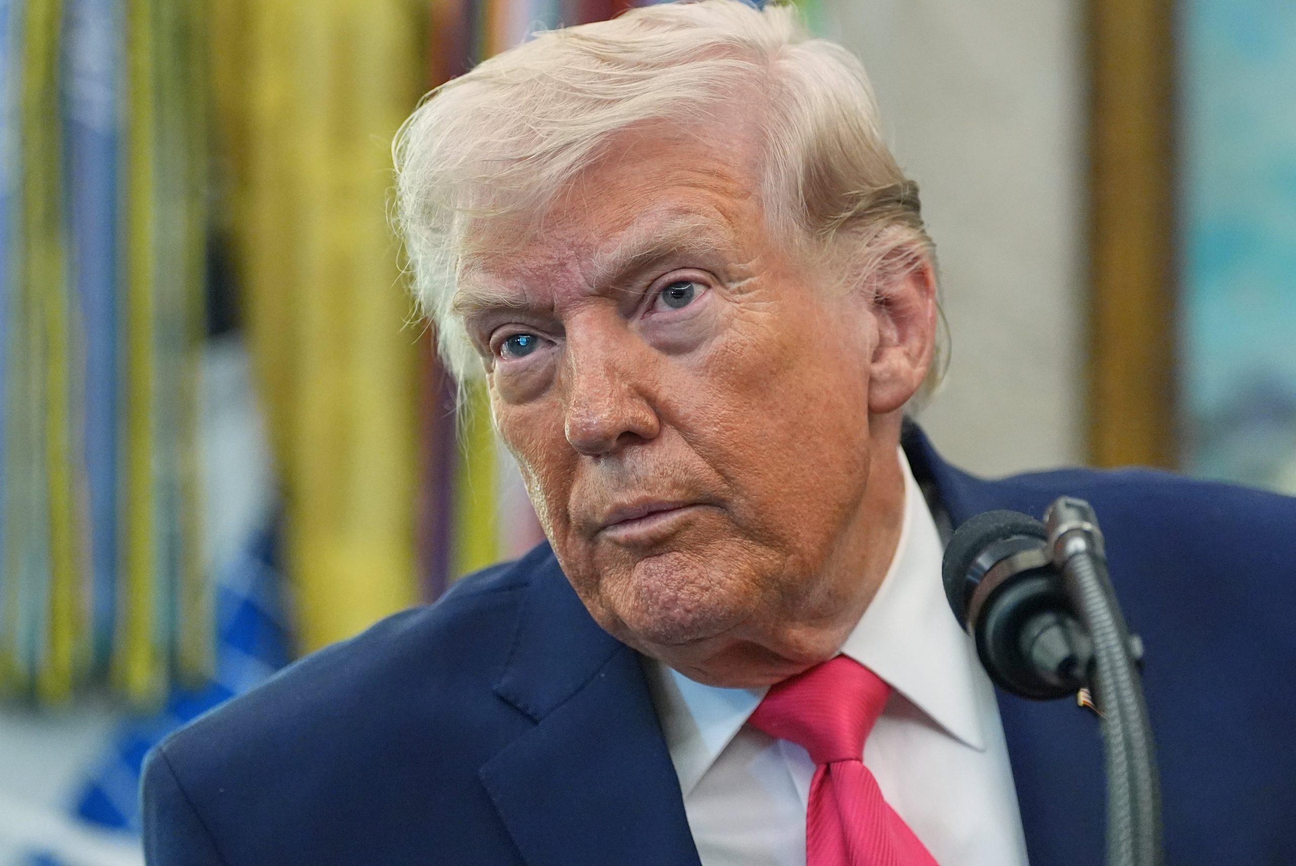 El presidente de Estados Unidos, Donald Trump, escucha a un reportero durante la toma de protesta del secretario de Seguridad Nacional Markwayne Mullin en la Oficina Oval de la Casa Blanca, el martes 24 de marzo de 2026, en Washington. (AP Foto/Alex Brandon)