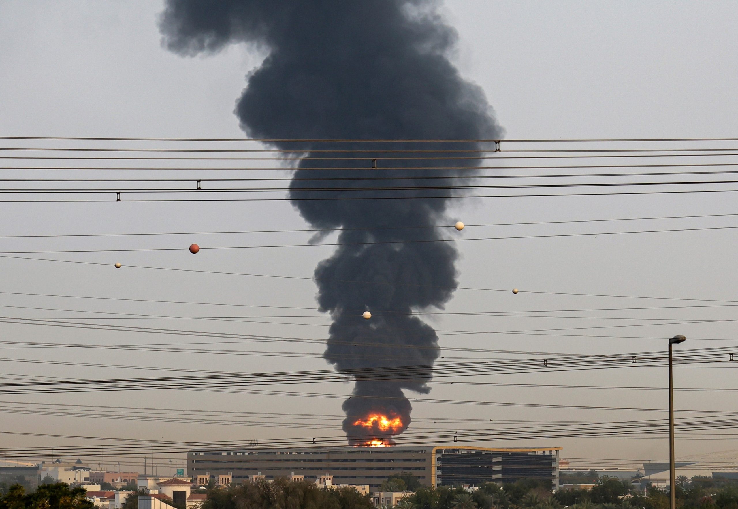 Un ataque con drones provocó un incendio en el aeropuerto de Dubai. (Foto: EFE).