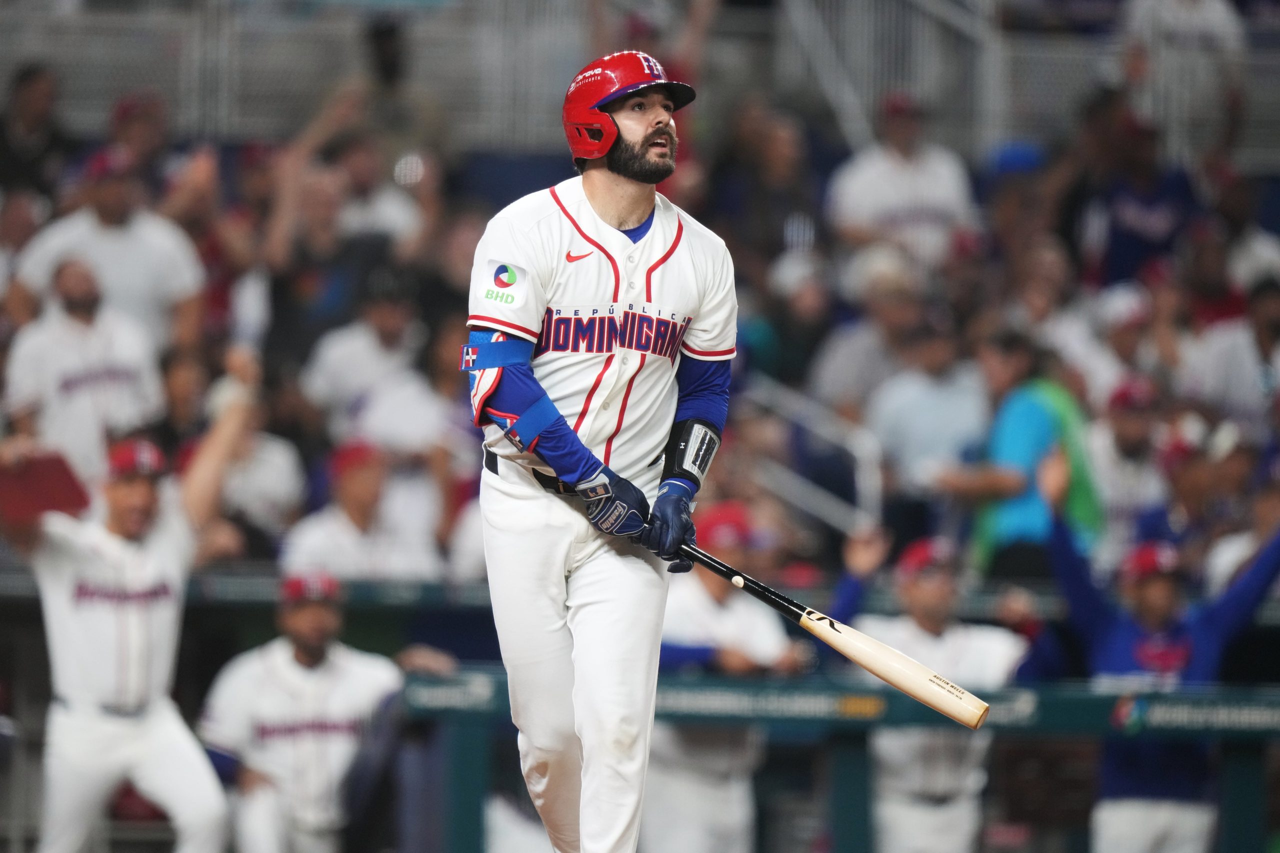 Austin Wells, de República Dominicana, observa tras conectar un jonrón de tres carreras que puso fin al partido prematuramente en la séptima entrada de un partido de cuartos de final del Clásico Mundial de Béisbol contra Corea del Sur, el viernes 13 de marzo de 2026, en Miami