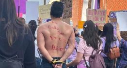 Un joven marchó con su novia por el Día de la Mujer y fue increpado por su ex: debía la manutención de su hijo