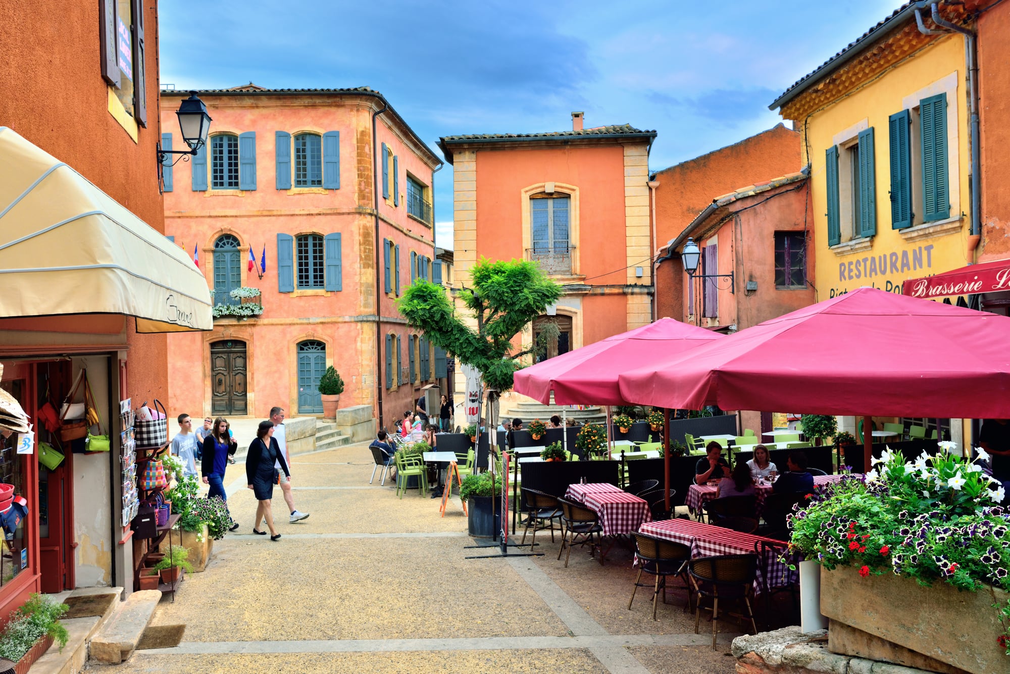 El casco antiguo de Roussillon, en colores ocre