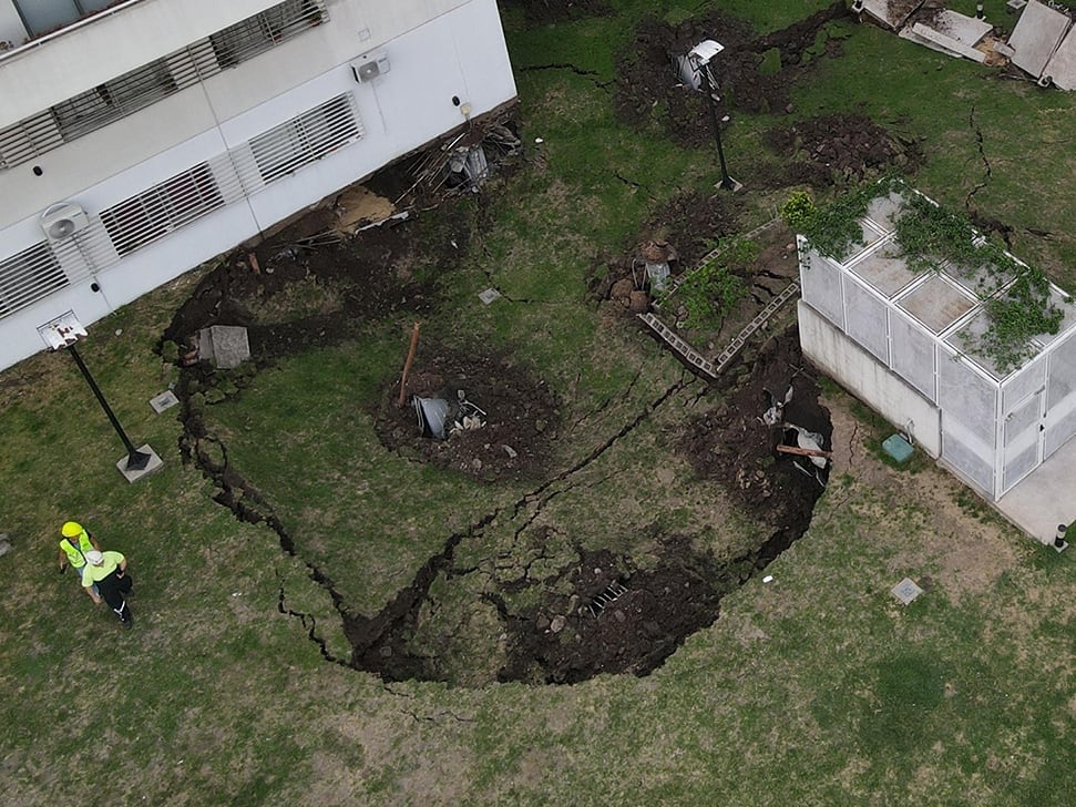 El agujero que se produjo en el patio central del complejo