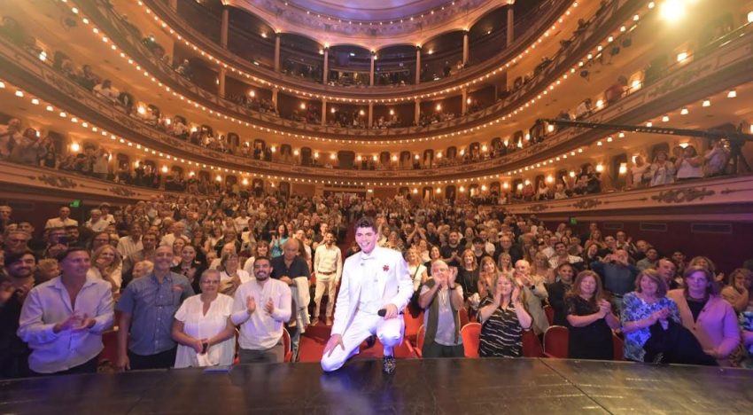Martín Savi, el tenor que emocionó al Papa Francisco, deslumbró en el Teatro Avenida: las fotos