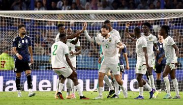 Insólita escena: los futbolistas de Mauritania se pelearon por las camisetas de la Selección argentina