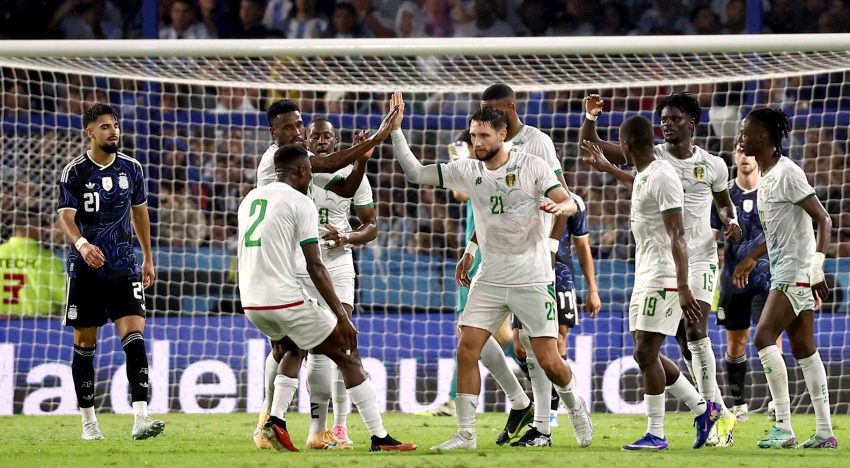 Insólita escena: los futbolistas de Mauritania se pelearon por las camisetas de la Selección argentina