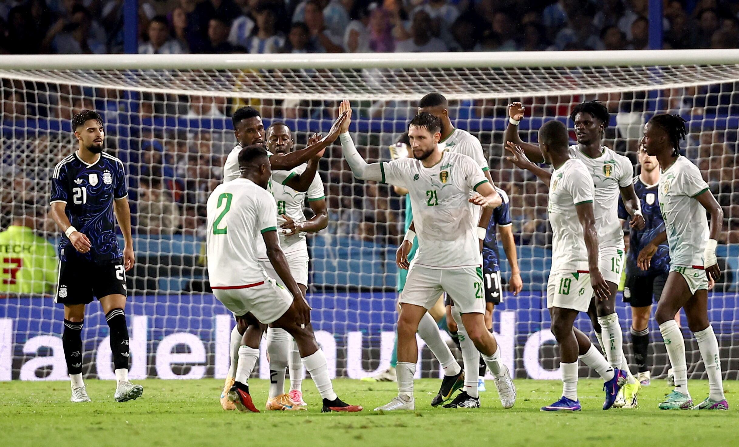 El festejo de los jugadores de Mauritania en el gol para el 2-1 ante la Selección argentina en la Bombonera. (Foto: Reuters).